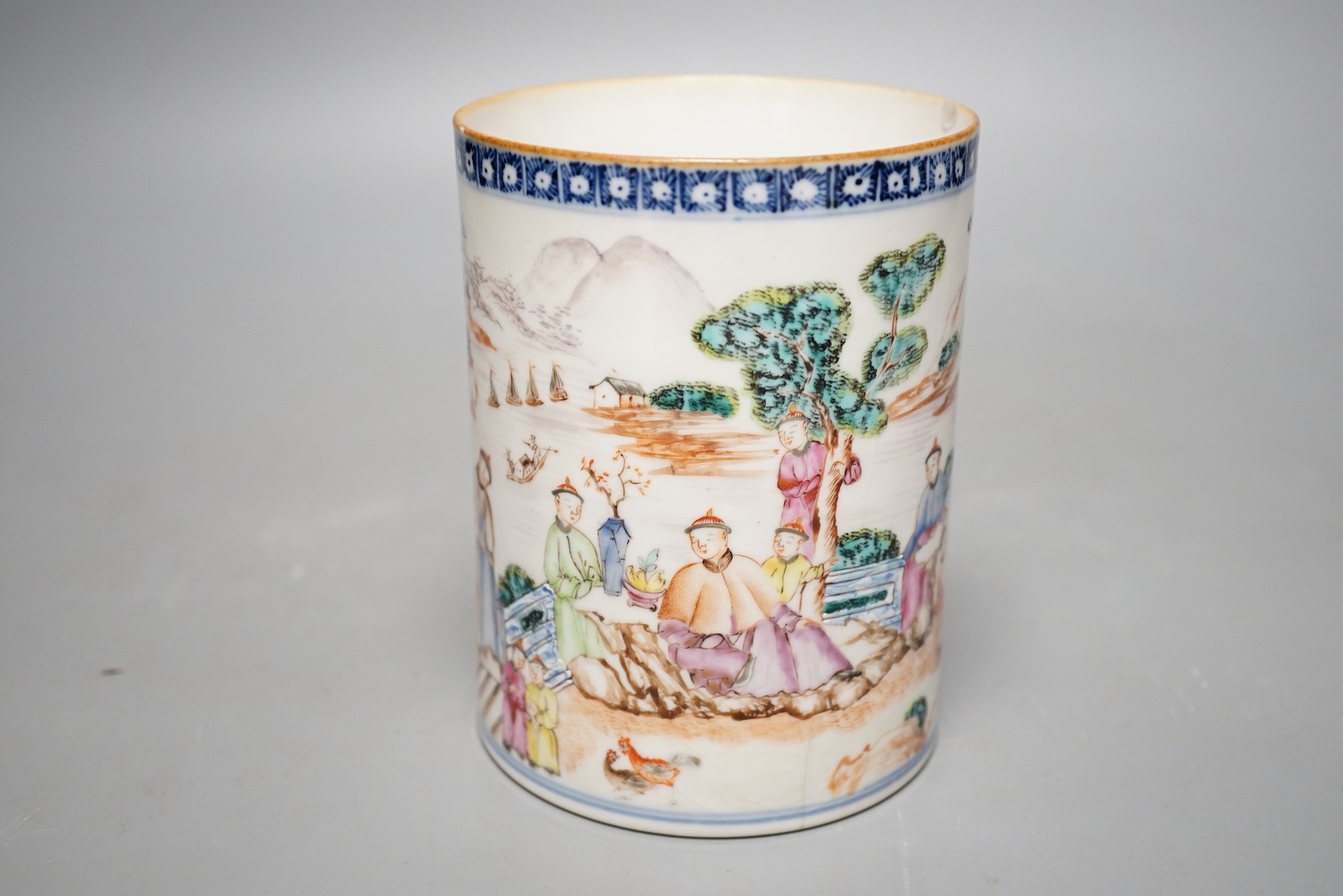 An 18th century Chinese export famille rose mug, 12.5cm